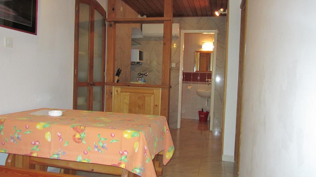 Bell Tower Apartments Tisno Habitación foto