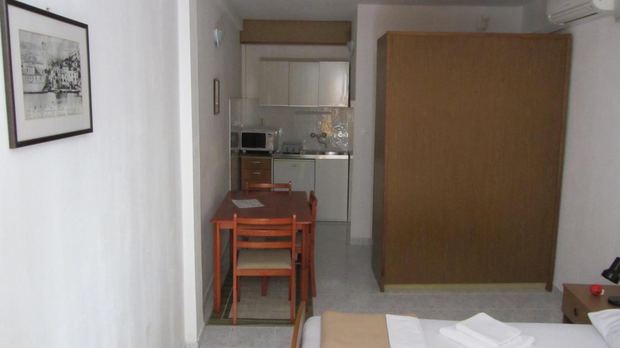 Bell Tower Apartments Tisno Habitación foto