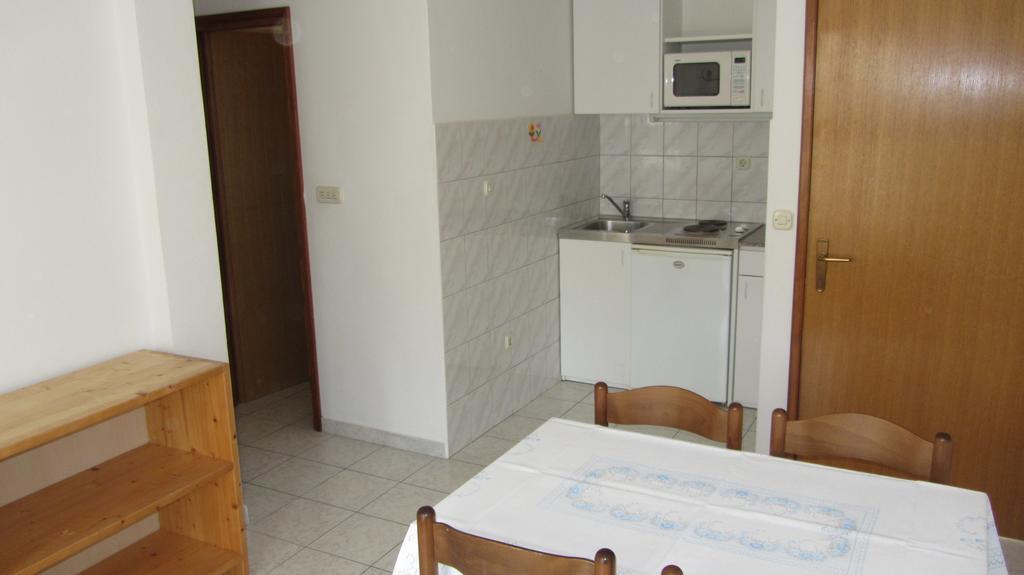 Bell Tower Apartments Tisno Habitación foto
