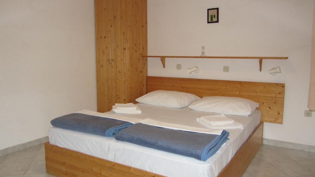 Bell Tower Apartments Tisno Habitación foto