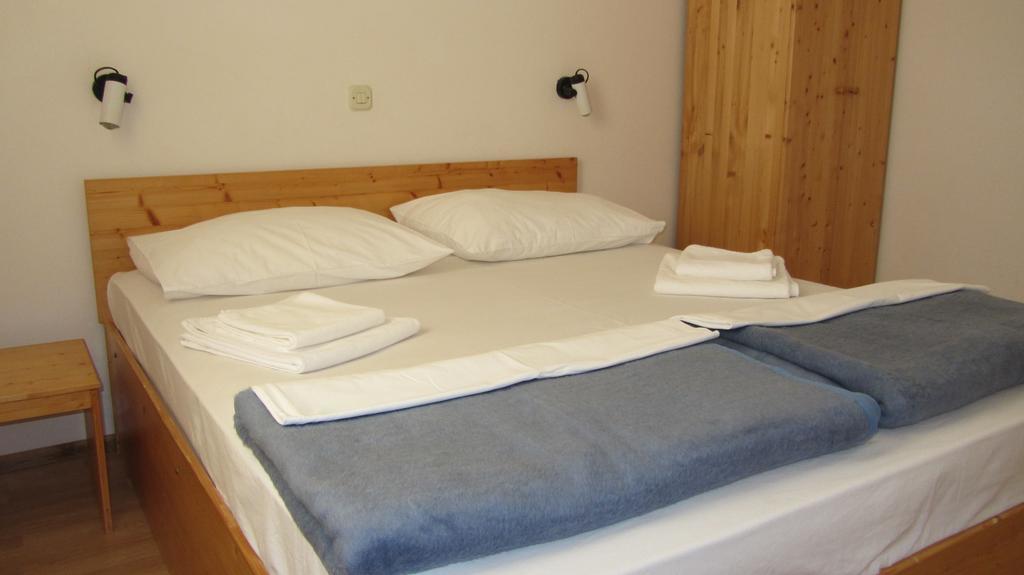 Bell Tower Apartments Tisno Habitación foto