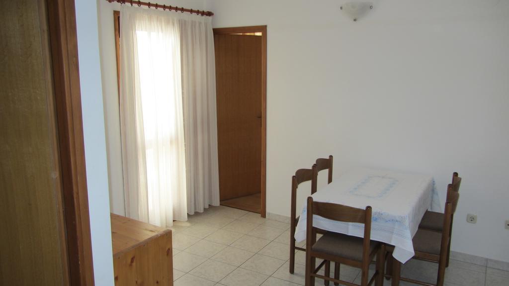 Bell Tower Apartments Tisno Habitación foto