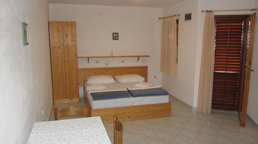 Bell Tower Apartments Tisno Habitación foto